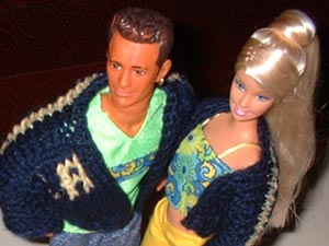 Dillon (Luke Perry) in a cardigan